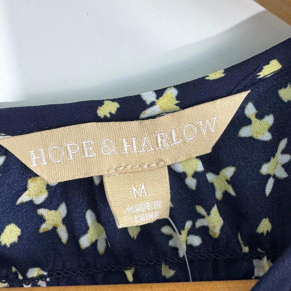 Hope & Harlow Women’s Size Medium Blue Floral Print Sleeveless Smocked Blouse - Picture 4 of 9